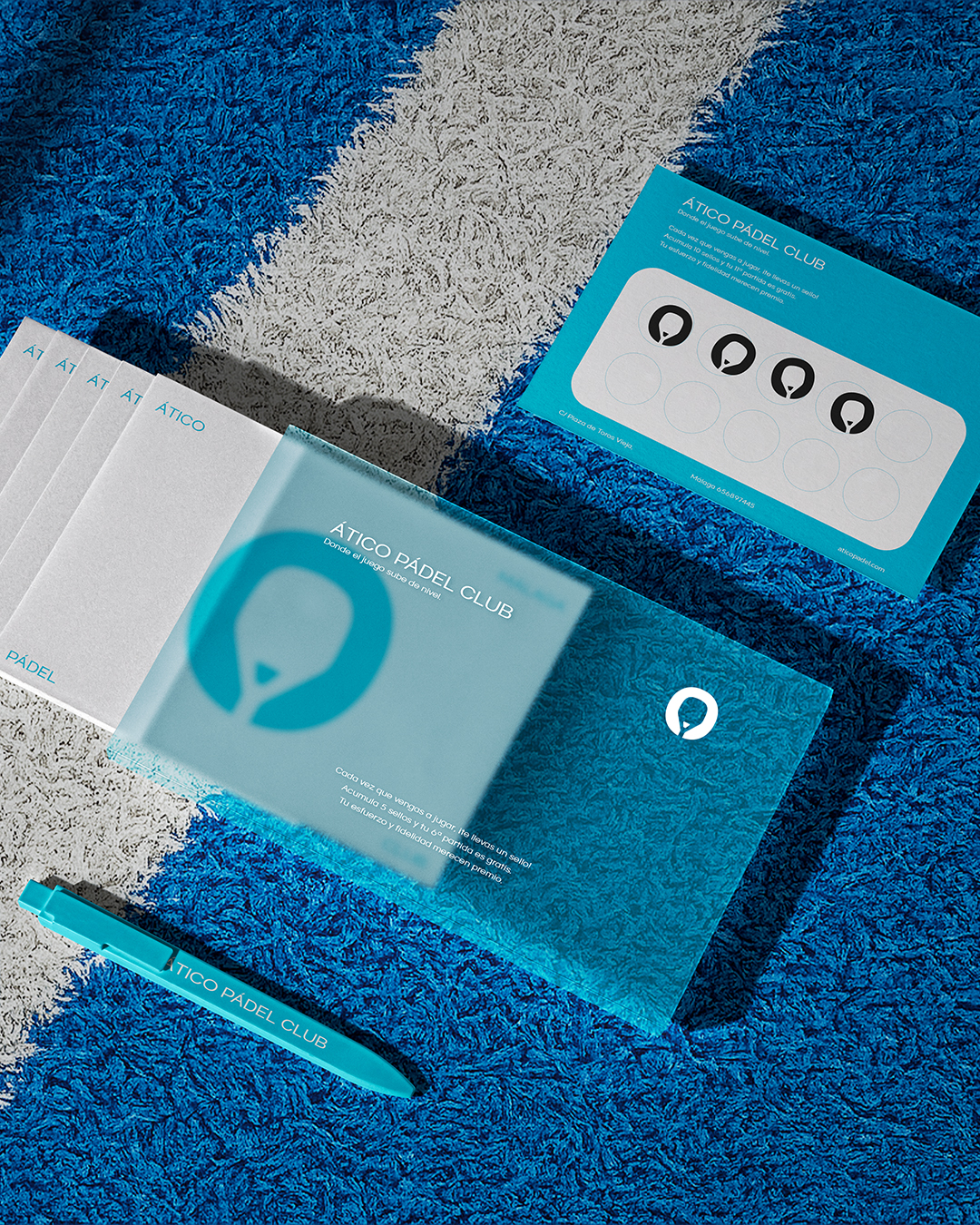 Branding de Ático Pádel Club aplicado en merchandising de padel con identidad deportiva